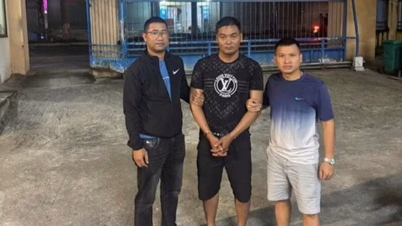 Đối tượng Đinh Văn Thơ (người đứng giữa) bị cơ quan chức năng bắt giữ.