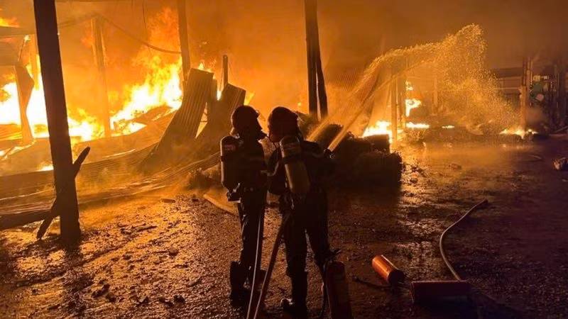 Lực lượng cảnh sát phòng cháy chữa cháy nỗ lực dập lửa tại cơ sở thu mua phế liệu trên địa bàn xã Ea Đar, huyện Ea Kar. 