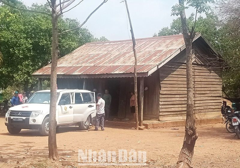 Xe của bệnh viện đưa thi thể em H.B.A.Y. về nhà.