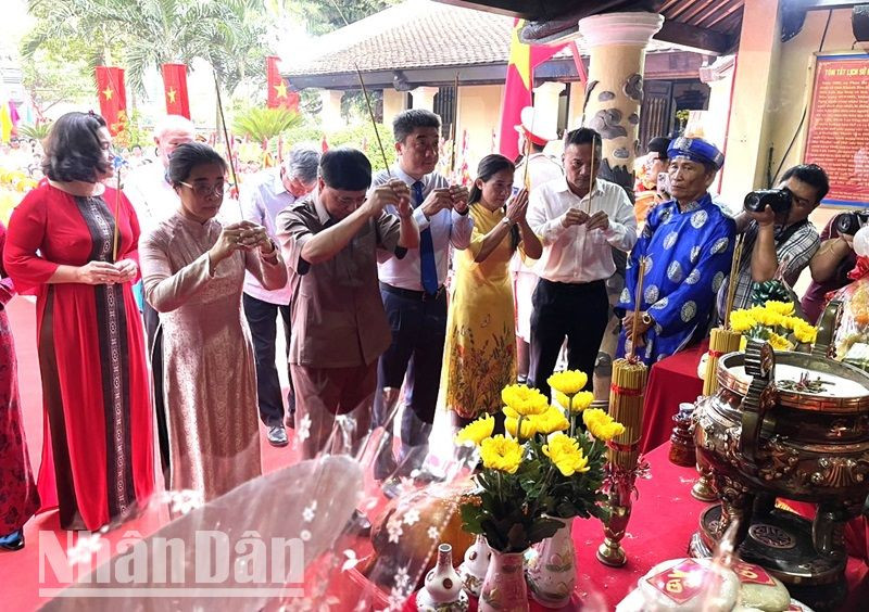 Các đồng chí Thường trực Tỉnh ủy, Hội đồng nhân dân, Ủy ban nhân dân, Ủy ban Mặt trận Tổ quốc Việt Nam tỉnh Đắk Lắk và thành phố Buôn Ma Thuột dâng hương tưởng nhớ các Vua Hùng.
