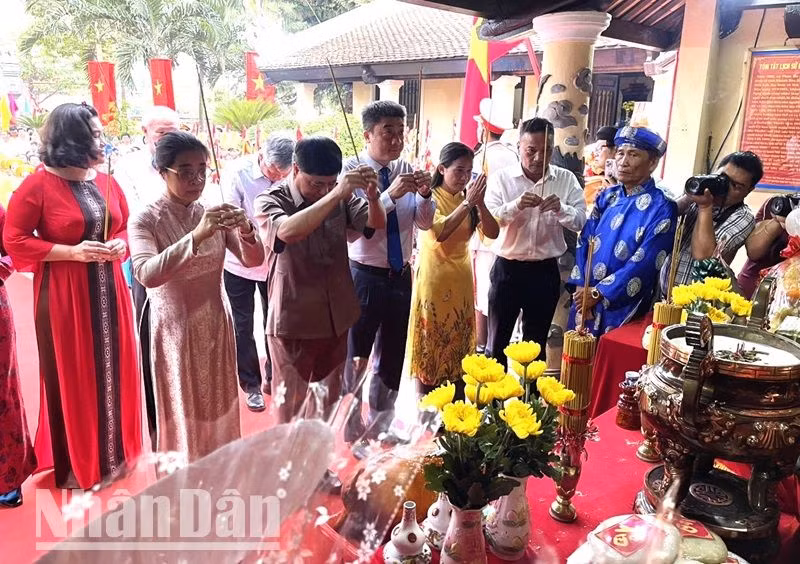 Các đồng chí Thường trực Tỉnh ủy, Hội đồng nhân dân, Ủy ban nhân dân, Ủy ban Mặt trận Tổ quốc Việt Nam tỉnh Đắk Lắk và thành phố Buôn Ma Thuột dâng hương tưởng nhớ các Vua Hùng.