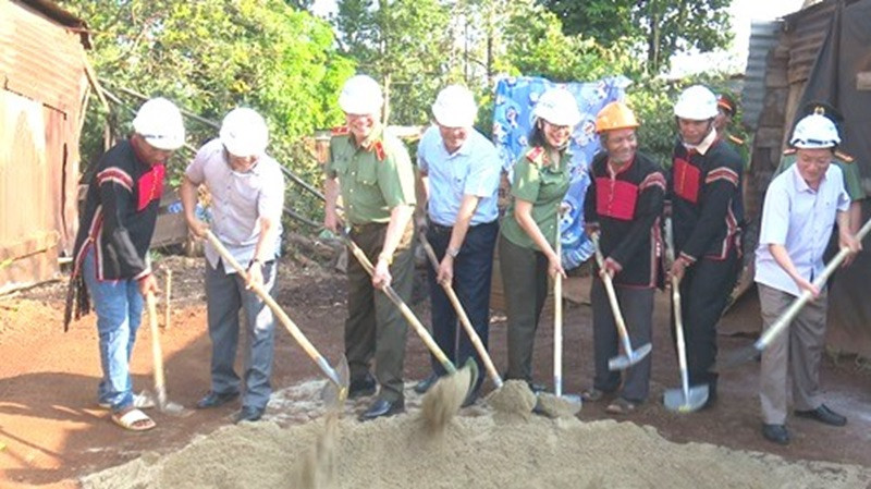 Lãnh đạo Công an tỉnh Đắk Lắk và huyện Cư M'gar động thổ khởi công xây dựng 2 căn nhà mẫu để bắt đầu cho việc thực hiện Đề án hỗ trợ xây dựng 1.200 căn nhà ở cho các hộ nghèo, khó khăn về nhà ở, gia đình chính sách, đồng bào dân tộc thiểu số trên địa bàn tỉnh Đắk Lắk. Ảnh: Công an Đắk Lắk