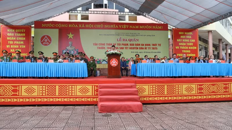 Các đại biểu dự Lễ ra quân thực hiện đợt cao điểm tấn công trấn áp tội phạm, bảo đảm an ninh, trật tự Tết Nguyên đán Ất Tỵ 2025. 