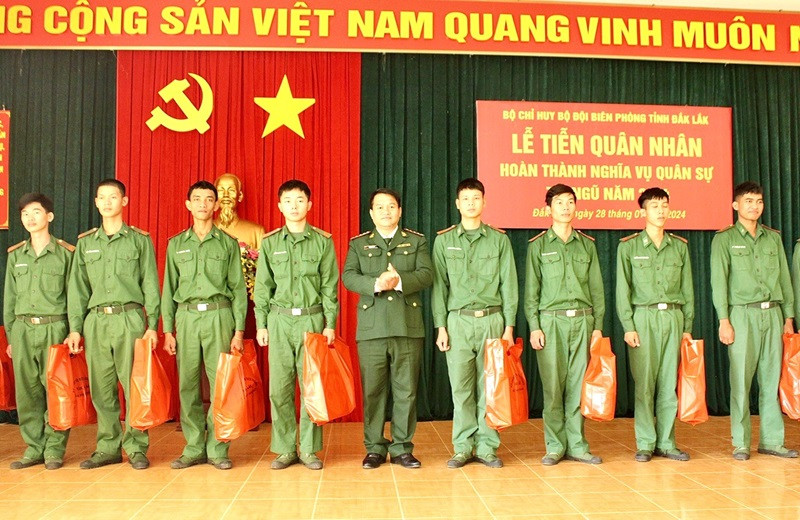 Lãnh đạo Bộ đội Biên phòng tỉnh Đắk Lắk tặng quà quân nhân hoàn thành nghĩa vụ quân sự. Ảnh: Việt Đức