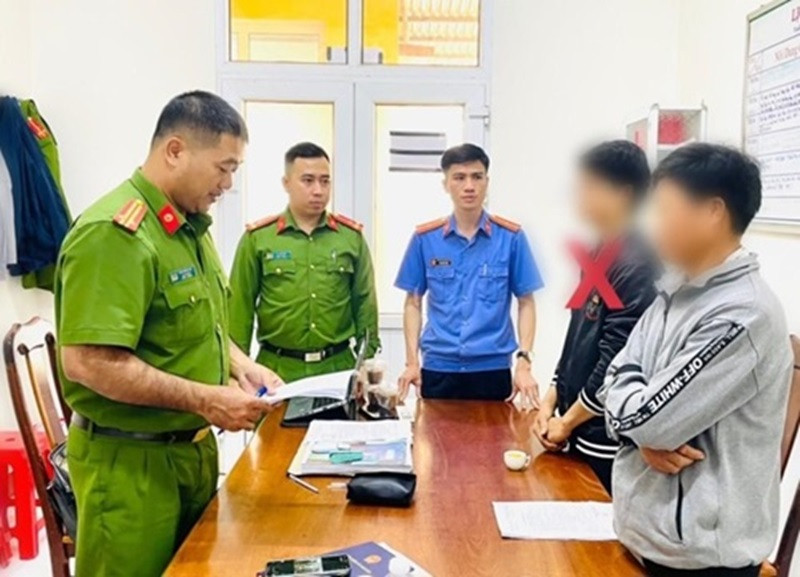 Cơ quan Cảnh sát điều tra Công an huyện Ea H'leo tống đạt quyết định khởi tố bị can, thi hành lệnh bắt tạm giam đối với Nguyễn Quốc Huy về hành vi "Hủy hoại rừng". (Ảnh: Công an tỉnh Đắk Lắk)