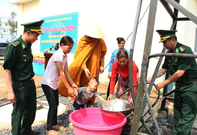 Giếng nước đưa vào hoạt động trong niềm vui mừng, phấn khởi của nhân dân thôn 2, xã biên giới Ia R'vê.