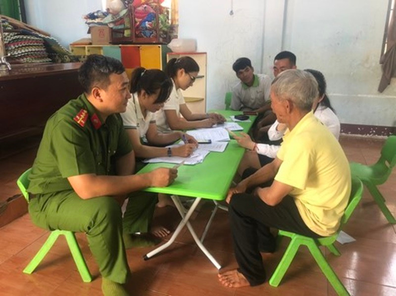 Lực lượng Công an ở Đắk Lắk tuyên truyền, vận động nhân dân nâng cao cảnh giác trước tình hình nhiều đối tượng giả danh công an tỉnh gọi điện để lừa đảo chiếm đoạt tài sản.