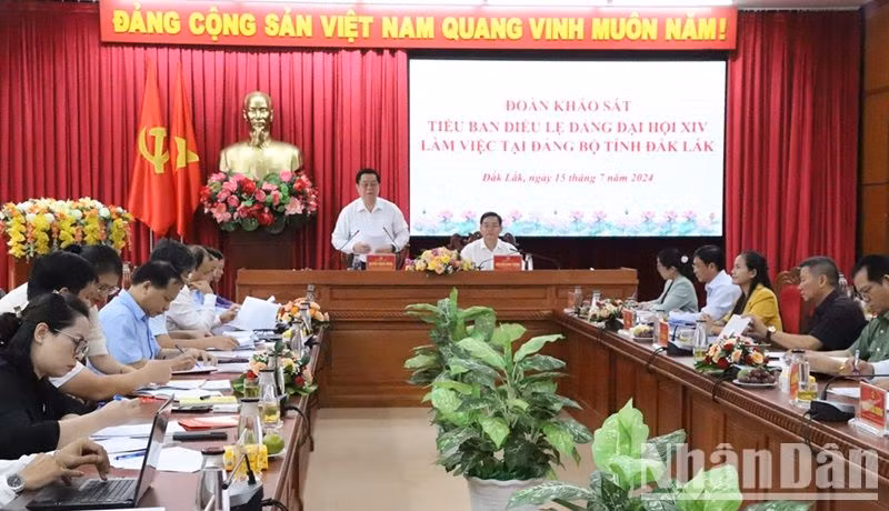 Đồng chí Nguyễn Trọng Nghĩa, Ủy viên Bộ Chính trị, Bí thư Trung ương Đảng, Trưởng Ban Tuyên giáo Trung ương, Trưởng đoàn khảo sát Tiểu ban Điều lệ Đảng Đại hội XIV phát biểu tại buổi làm việc.