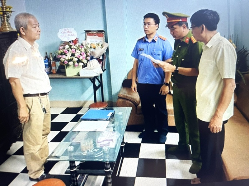 Cơ quan điều tra Công an tỉnh Đắk Lắk tống đạt các quyết định khởi tố bị can, lệnh cấm đi khỏi nơi cư trú đối với Nguyễn Hoàng.