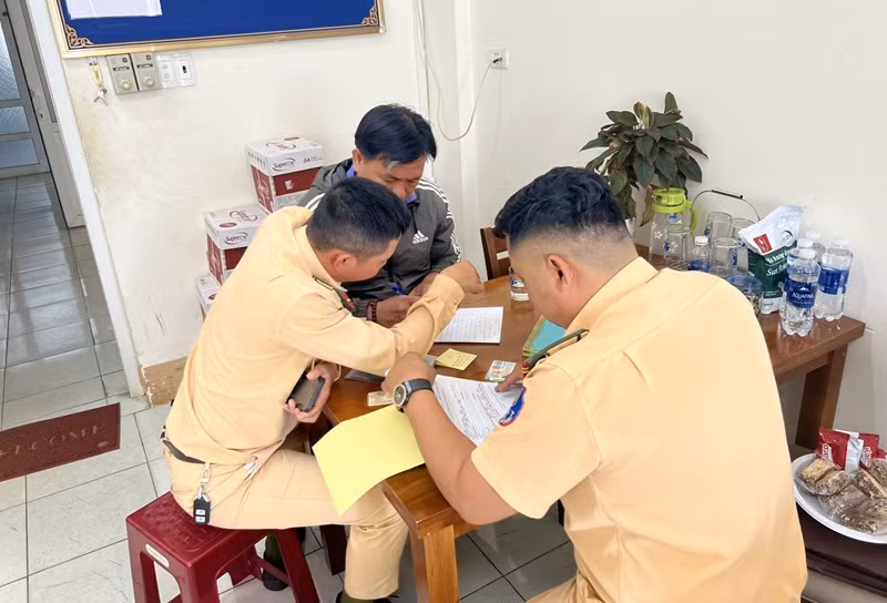 Lực lượng cảnh sát giao thông lập biên bản vi phạm đối với tài xế Thông. 