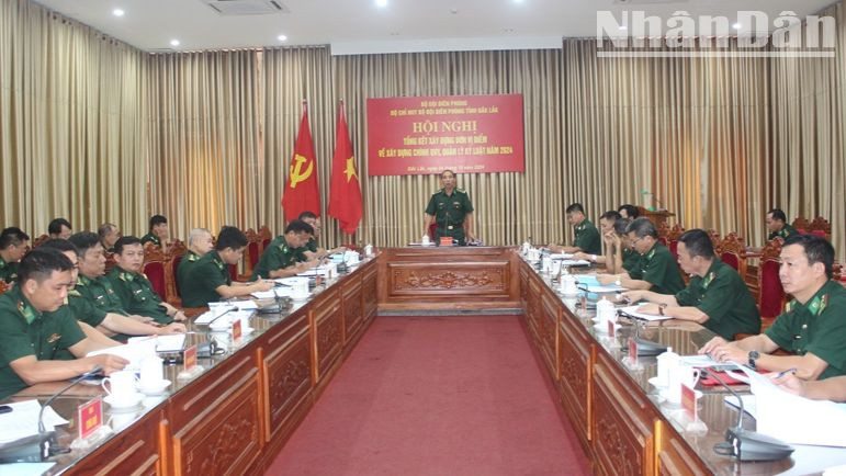 Đại tá Nguyễn Công Tuấn, Phó Chỉ huy trưởng kiêm Tham mưu trưởng Bộ đội Biên phòng tỉnh Đắk Lắk phát biểu tại hội nghị.
