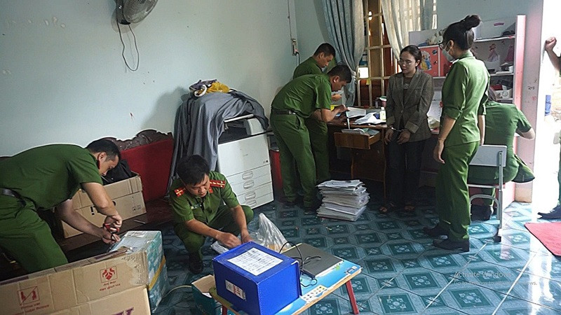 Khám xét nơi ở của 2 đối tượng, cơ quan Công an đã thu giữ nhiều tang vật, tài liệu có liên quan. 