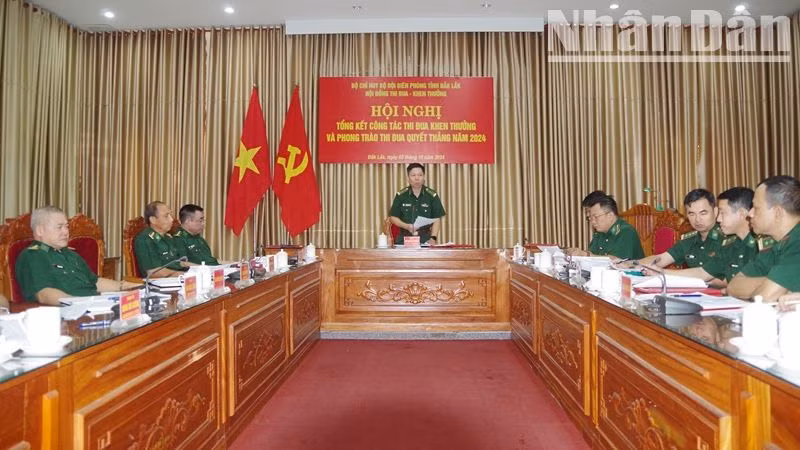 Đại tá Đỗ Quang Thấm, Chính ủy Bộ đội Biên phòng tỉnh Đắk Lắk phát biểu tại hội nghị.