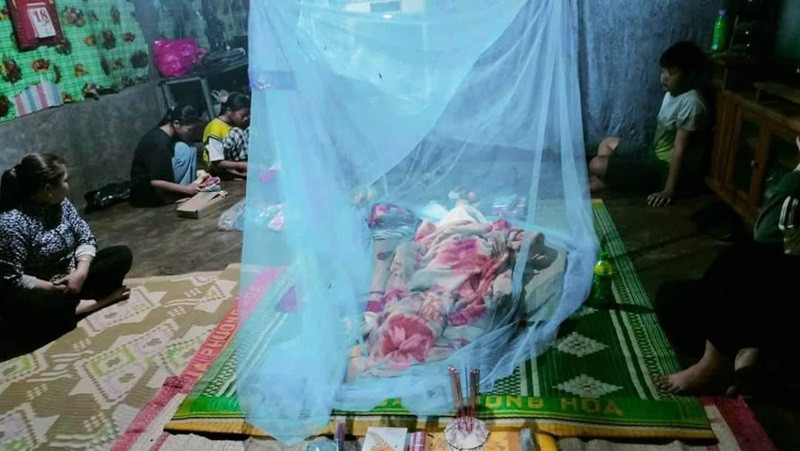 Một cháu nhỏ ở xã Ea Tir, huyện Ea H'leo bị tử vong do đuối nước được gia đình đưa về nhà lo mai táng. 