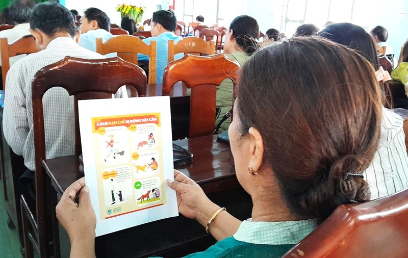 Người dân tìm hiểu về bệnh dại do bị chó, mèo cắn.