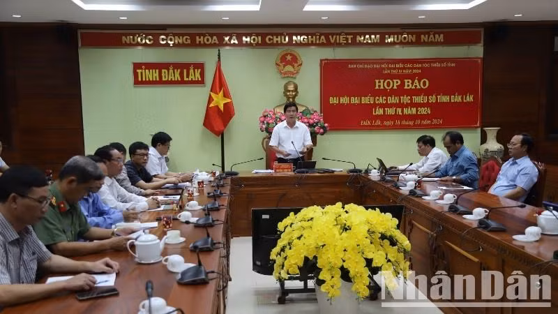 Phó Chủ tịch Ủy ban nhân dân tỉnh, Trưởng Ban Chỉ đạo Đại hội đại biểu các dân tộc thiểu số tỉnh Đắk Lắk lần thứ 4 năm 2024 Nguyễn Thiên Văn phát biểu tại buổi họp báo.