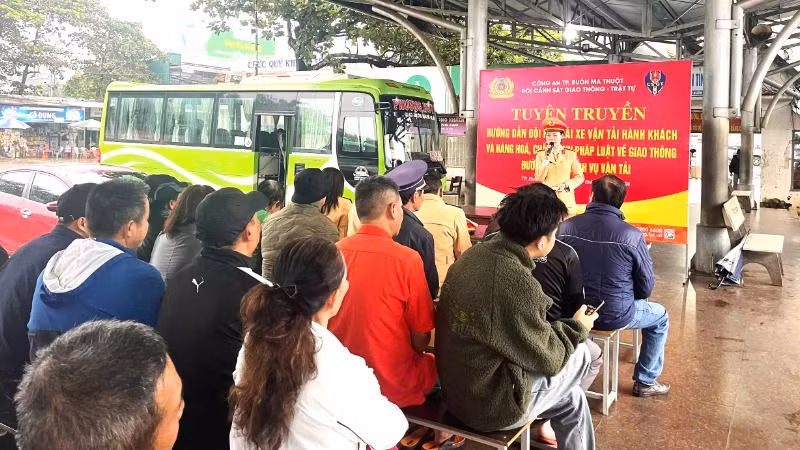 Cán bộ Đội cảnh sát giao thông-trật tự Công an thành phố Buôn Ma Thuột tuyên truyền, hướng dẫn các lái xe vận tải hành khách và hàng hóa chấp hành pháp luật về an toàn giao thông.