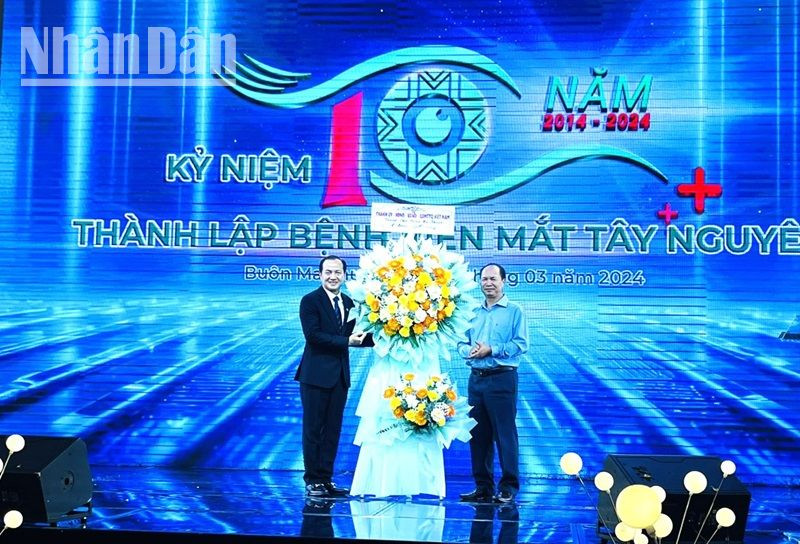 Các cơ quan, đơn vị tặng hoa chúc mừng Bệnh viện mắt Tây Nguyên nhân kỷ niệm 10 năm thành lập.