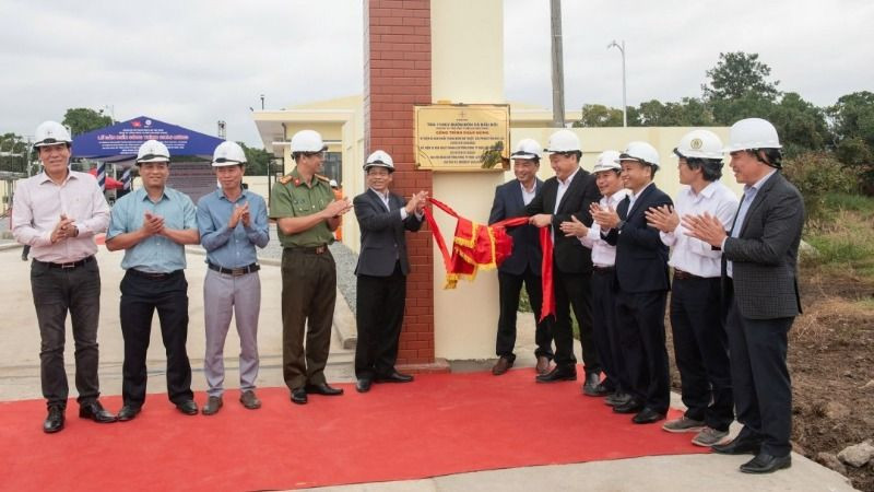 Các đại biểu thực hiện nghi thức đóng điện và gắn biển công trình.