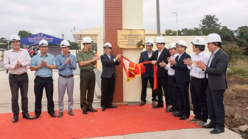 Các đại biểu thực hiện nghi thức đóng điện và gắn biển công trình.