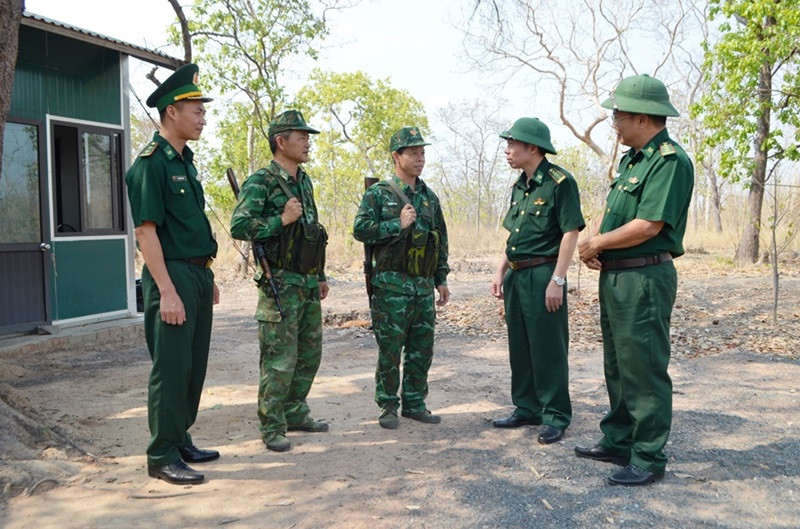 Đoàn công tác Bộ Chỉ huy Bộ đội Biên phòng tỉnh Đắk Lắk kiểm tra và động viên cán bộ, chiến sĩ Đồn Biên phòng Ia R'vê đang thực hiện nhiệm vụ trên biên giới.