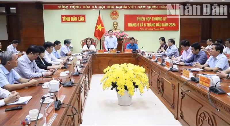 Phó Chủ tịch Thường trực Ủy ban nhân dân tỉnh Đắk Lắk Nguyễn Tuấn Hà đề nghị các sở, ngành, đơn vị, địa phương tập trung thực hiện các nhiệm vụ, giải pháp phấn đấu hoàn thành cao nhất các chỉ tiêu, nhiệm vụ năm 2024.