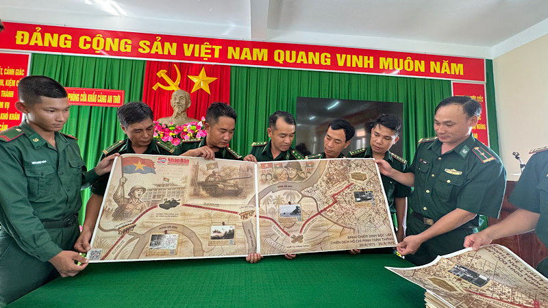 Cán bộ, chiến sĩ hồ hởi xếp hình bản đồ đường tiến công trong chiến dịch Hồ Chí Minh.