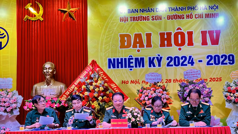 Đoàn Chủ tịch điều hành Đại hội Hội Truyền thống Trường Sơn- Đường Hồ Chí Minh thành phố Hà Nội lần thứ 4.