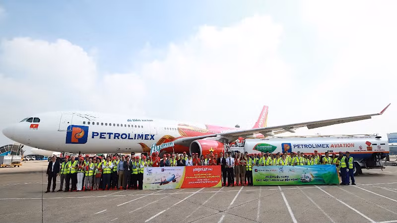 Chiếc máy bay được nạp nhiên liệu hàng không bền vững-Sustainable Aviation Fuel.