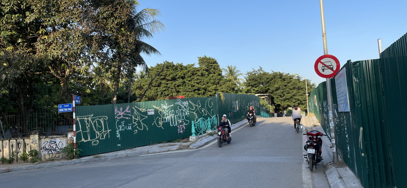 Cấm ô-tô đoạn đường Đặng Thai Mai rẽ trái ra Quảng An hướng đi Xuân Diệu.