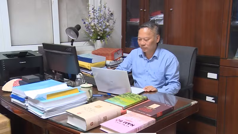 Ở tuổi 72, Giáo sư, Tiến sĩ Nhà giáo Nhân dân Nguyễn Quang Ngọc vẫn say sưa nghiên cứu lịch sử Việt Nam nói chung và lịch sử Thăng Long-Hà Nội nói riêng. 