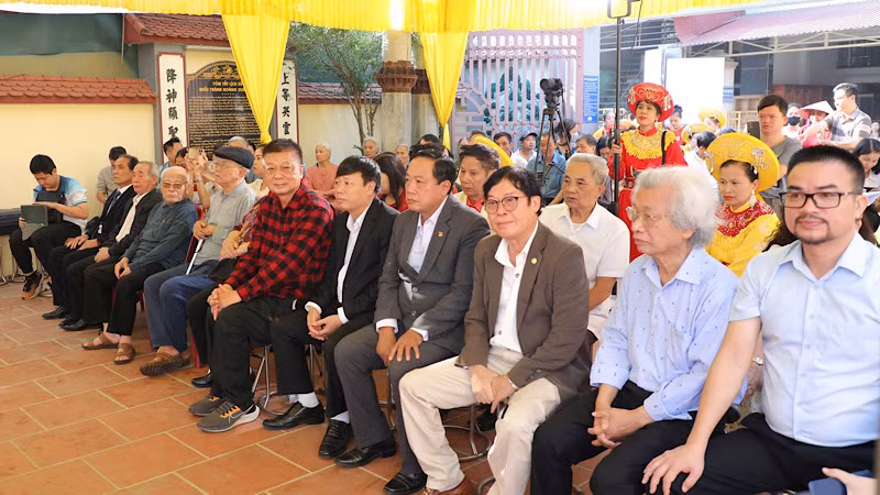 Các đại biểu dự lễ dâng hương tại miếu thờ Thành Hoàng làng Xuân Cầu. 