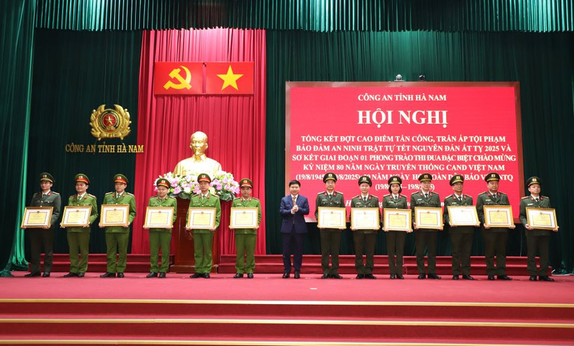 Đồng chí Trương Quốc Huy, Phó Bí thư Tỉnh ủy, Chủ tịch UBND tỉnh, Trưởng Đoàn ĐBQH tỉnh trao Bằng khen cho các tập thể có thành tích xuất sắc.