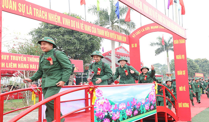 Các tân binh tự hào bước qua cầu vinh quang, quyết tâm hoàn thành nghĩa vụ với Tổ quốc.