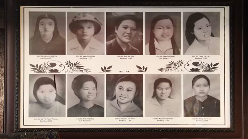 Hình ảnh 10 nữ dân quân Lam Hạ đang được lưu giữ tại đền thờ.