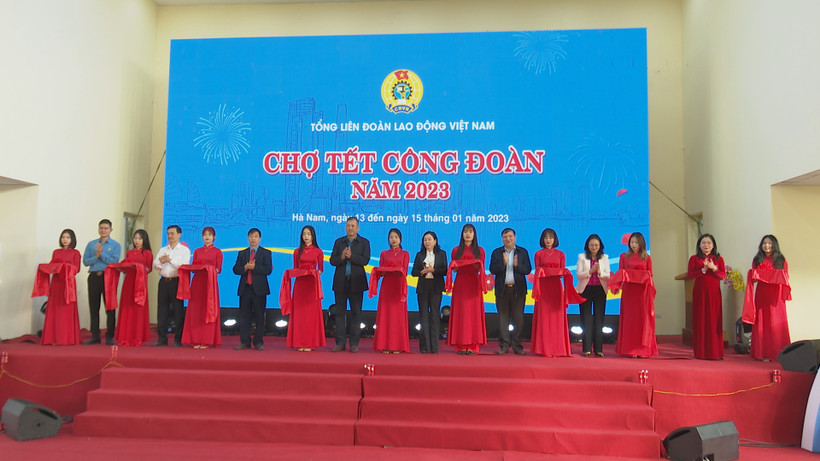  Các đồng chí lãnh đạo tỉnh Hà Nam cắt băng khai mạc chợ Tết Công đoàn 2023.