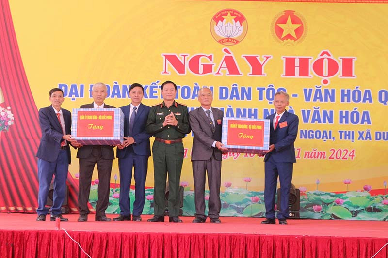 Đại tướng Nguyễn Tân Cương tặng quà cho Đảng ủy, UBND xã Tiên Ngoại và thôn Trung Liêu. 