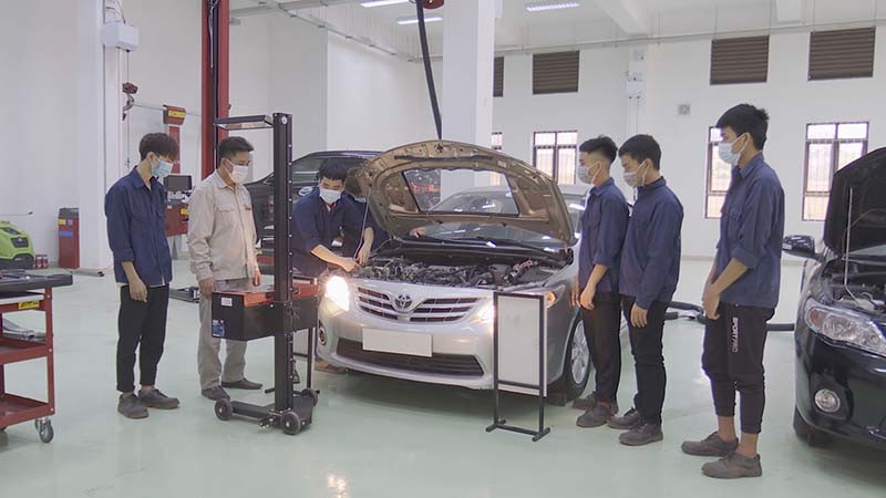 Giờ học thực hành của thầy và trò trường Cao đẳng Nghề Hà Nam.