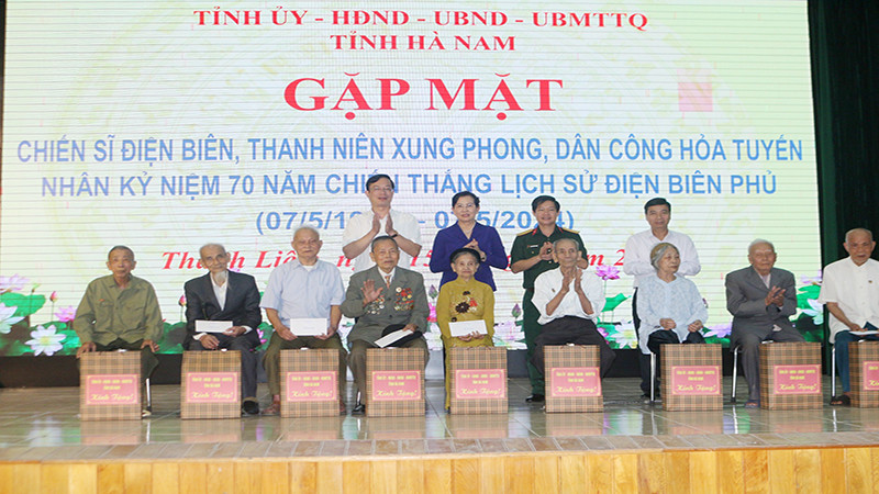 Các đồng chí lãnh đạo tỉnh Hà Nam tặng quà tri ân các chiến sĩ Điện Biên, dân công hỏa tuyến huyện Thanh Liêm.