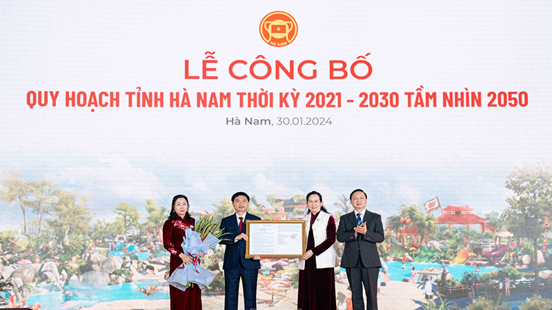 Phó Thủ tướng Chính phủ Trần Hồng Hà trao Quyết định phê duyệt Quy hoạch tỉnh Hà Nam thời kỳ 2021-2030, tầm nhìn đến năm 2050 cho các đồng chí Thường trực Tỉnh ủy Hà Nam.