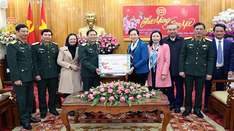 Thượng tướng Nguyễn Tân Cương, Ủy viên Trung ương Đảng, Ủy viên Thường vụ Quân ủy Trung ương, Tổng Tham mưu trưởng Quân đội nhân dân Việt Nam, Thứ trưởng Bộ Quốc phòng và đoàn công tác thăm, chúc Tết tại Tỉnh ủy Hà Nam.