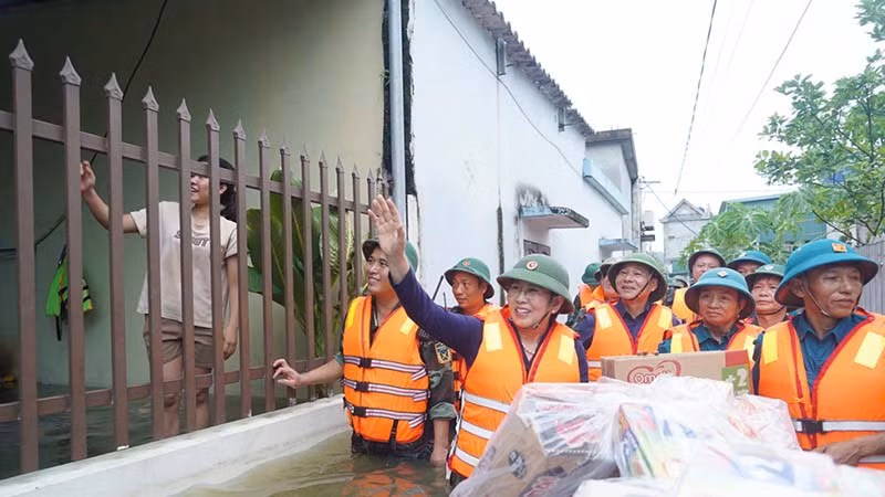 Đồng chí Lê Thị Thủy, Ủy viên Trung ương Đảng, Bí thư Tỉnh ủy Hà Nam cùng các đồng chí lãnh đạo tỉnh, huyện và các ngành xuống động viên và trao nhu yếu phẩm cho nhiều hộ dân bị ngập sâu tại thôn Trung Hiếu Hạ, xã Thanh Hải, huyện Thanh Liêm.