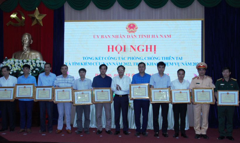 Lãnh đạo tỉnh Hà Nam trao Bằng khen của Chủ tịch Ủy ban nhân dân tỉnh cho các đơn vị có thành tích xuất sắc trong công tác phòng, chống thiên tai và tìm kiếm, cứu nạn năm 2022.