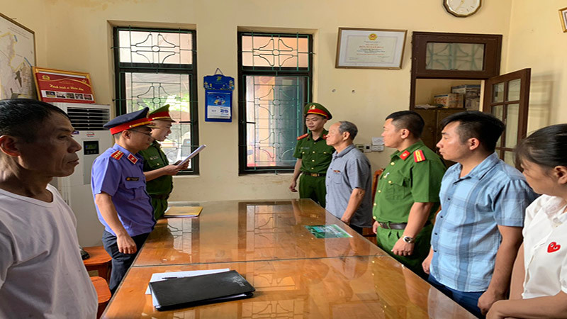 Cơ quan Cảnh sát điều tra công an tỉnh Hà Nam tống đạt quyết định khởi tố bị can, lệnh bắt bị can để tạm giam lệnh khám xét đối với Phạm Gia Luật.