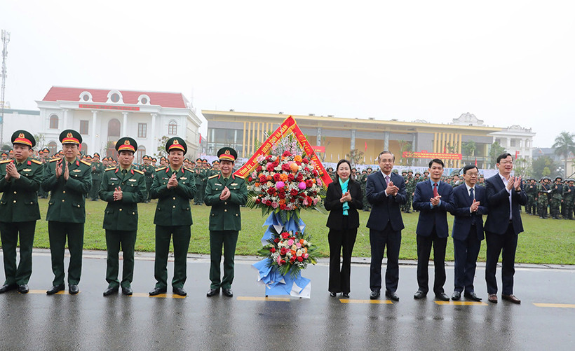 Các đồng chí lãnh đạo tỉnh Hà Nam tặng hoa chúc mừng cán bộ chiến sĩ lực lượng vũ trang tỉnh tại lễ ra quân huấn luyện năm 2025.