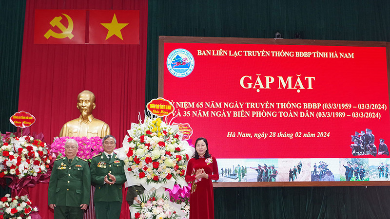 Phó Bí thư Thường trực Tỉnh ủy Hà Nam tặng hoa chúc mừng các cựu chiến binh Bộ đội Biên phòng tỉnh.
