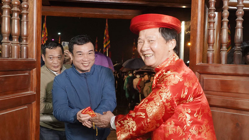 Nhân dân và du khách phấn khởi được về nhận lương Đức Thánh Trần.