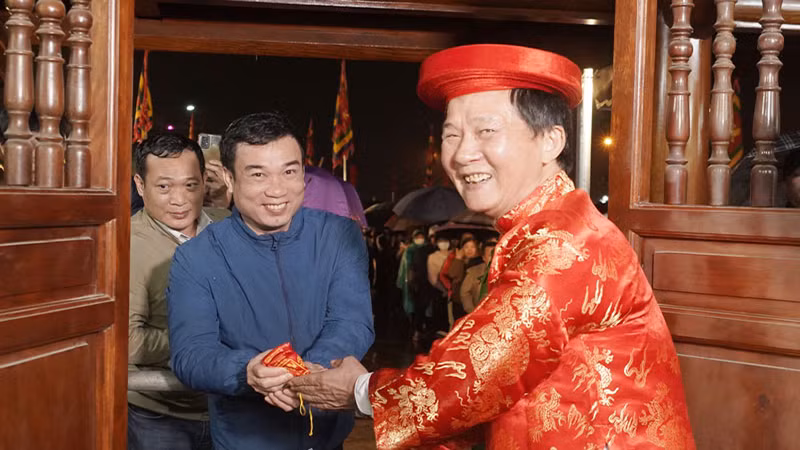 Nhân dân và du khách phấn khởi được về nhận lương Đức Thánh Trần.