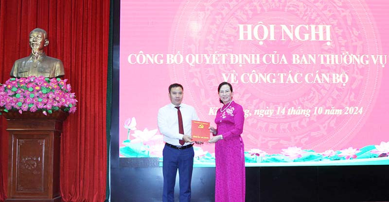 Đồng chí Lê Thị Thủy, Ủy viên Trung ương Đảng, Bí thư Tỉnh ủy, Chủ tịch Hội đồng nhân dân tỉnh trao quyết định, chúc mừng đồng chí Lê Văn Hà, tân Bí thư Huyện ủy Kim Bảng.