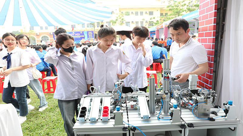 Các em học sinh, sinh viên tham gia Ngày hội tư vấn hướng nghiệp, tuyển sinh và giải quyết việc làm năm 2024.